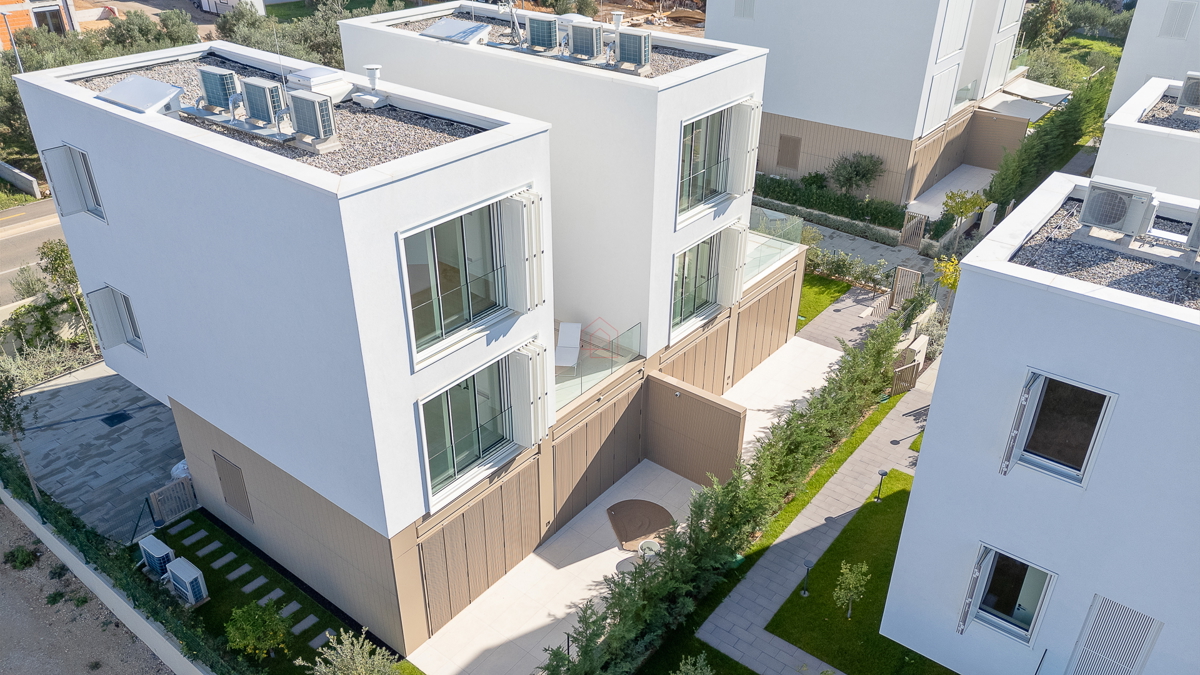 Dvoetažno oblikovan stan tik ob morju v urejenem naselju