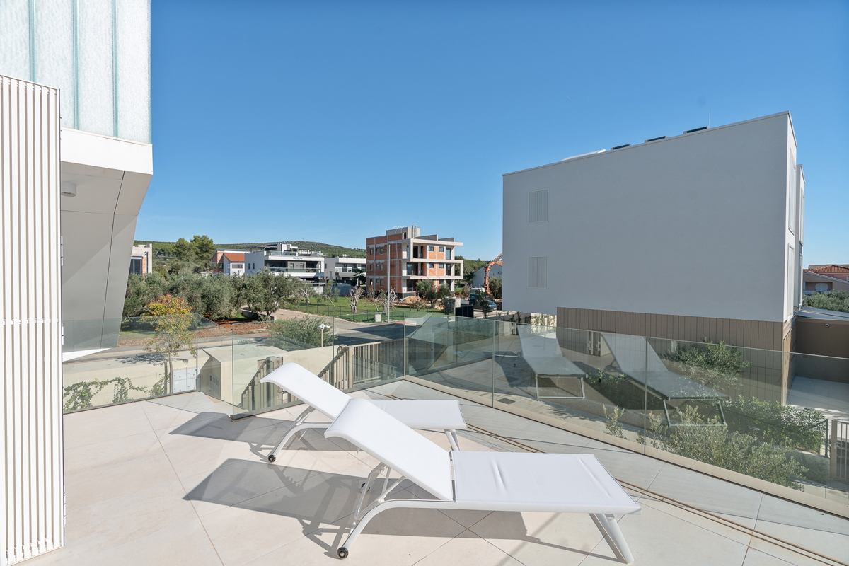 Dvoetažno oblikovan stan tik ob morju v urejenem naselju