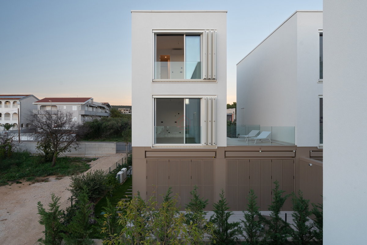 Dvoetažno oblikovan stan tik ob morju v urejenem naselju