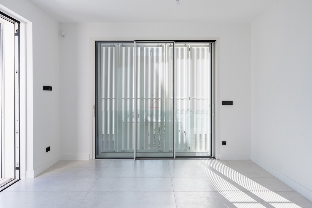 Dvoetažno oblikovan stan tik ob morju v urejenem naselju