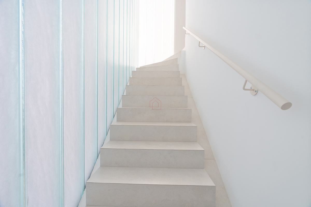 Dvoetažno oblikovan stan tik ob morju v urejenem naselju