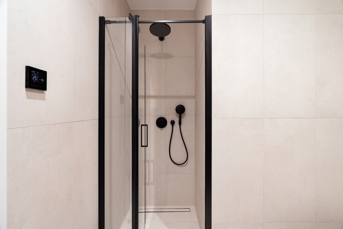 Dvoetažno oblikovan stan tik ob morju v urejenem naselju