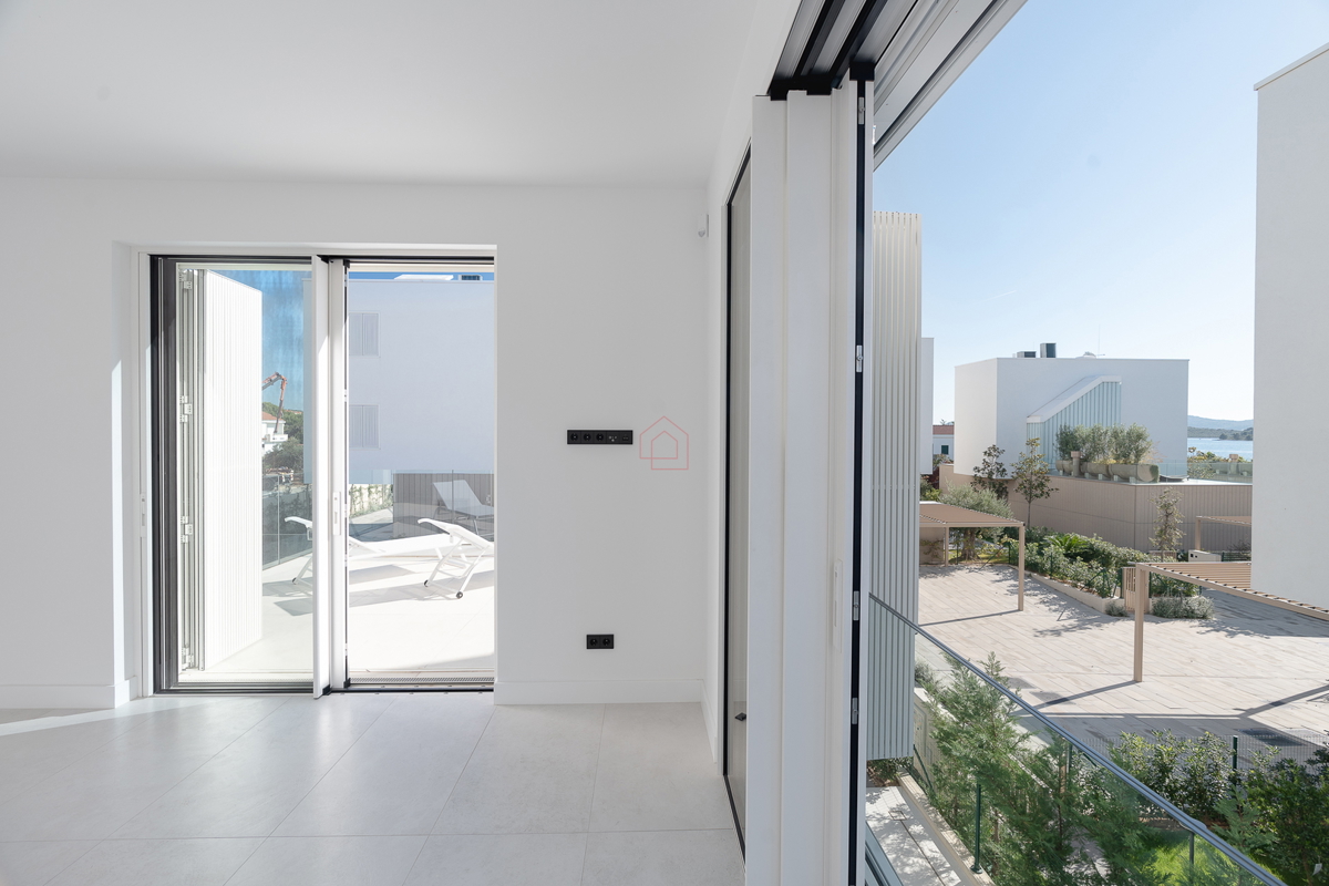 Dvoetažno oblikovan stan tik ob morju v urejenem naselju