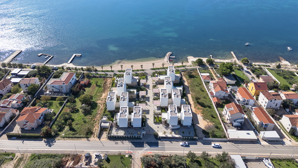 Dvoetažno oblikovan stan tik ob morju v urejenem naselju