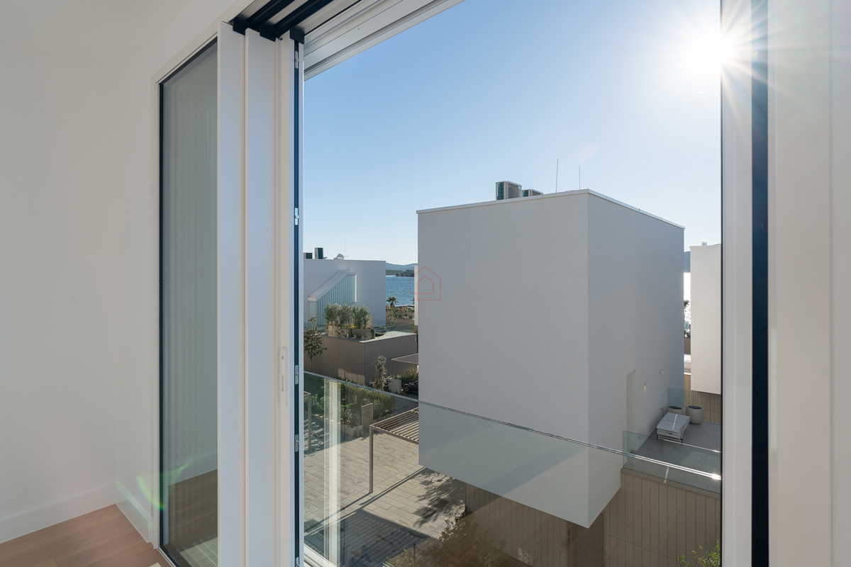 Dvoetažno oblikovan stan tik ob morju v urejenem naselju