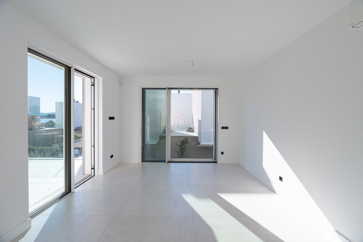 Dvoetažno oblikovan stan tik ob morju v urejenem naselju