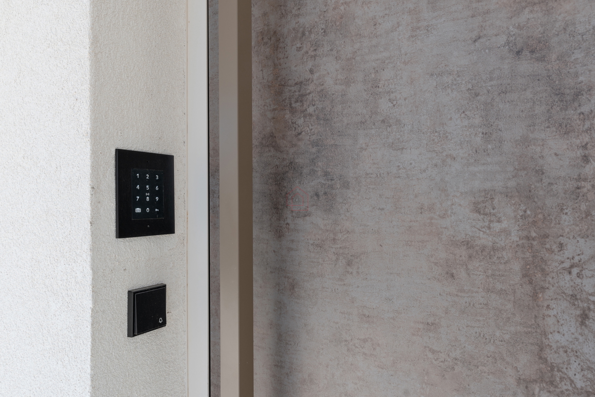 Dvoetažno oblikovan stan tik ob morju v urejenem naselju