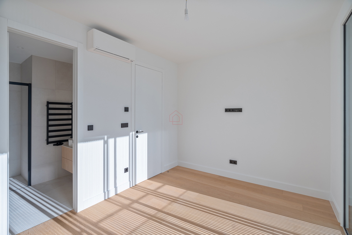 Dvoetažno oblikovan stan tik ob morju v urejenem naselju