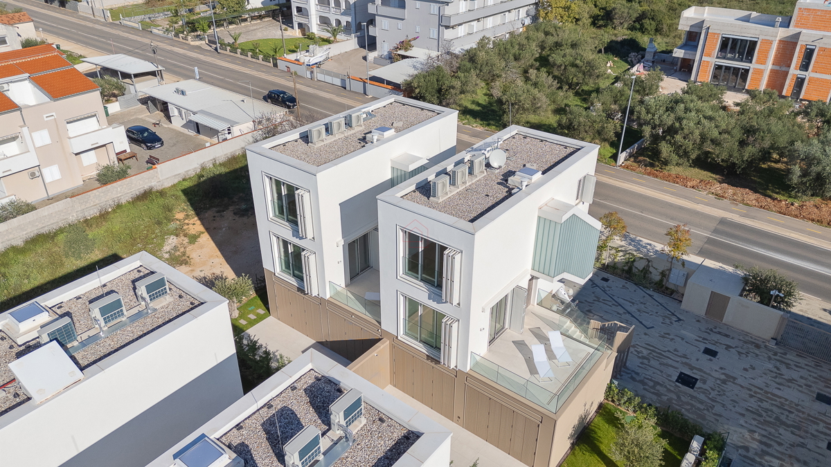 Dvoetažno oblikovan stan tik ob morju v urejenem naselju