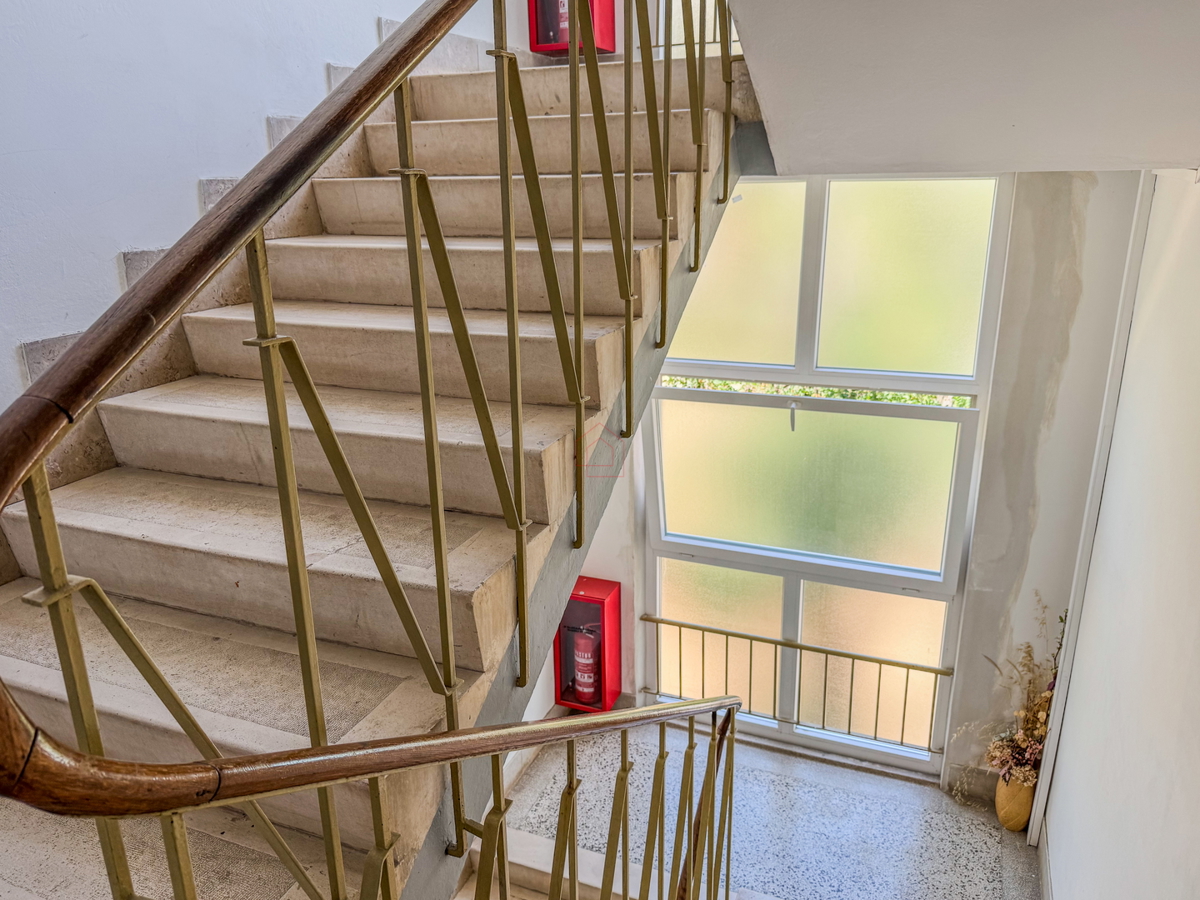 Dvosobno stanovanje v drugem nadstropju zgradbe z dvema balkonoma, prostornimi prostori in garažnim mestom