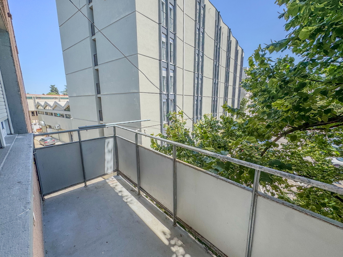 Dvosobno stanovanje v drugem nadstropju zgradbe z dvema balkonoma, prostornimi prostori in garažnim mestom