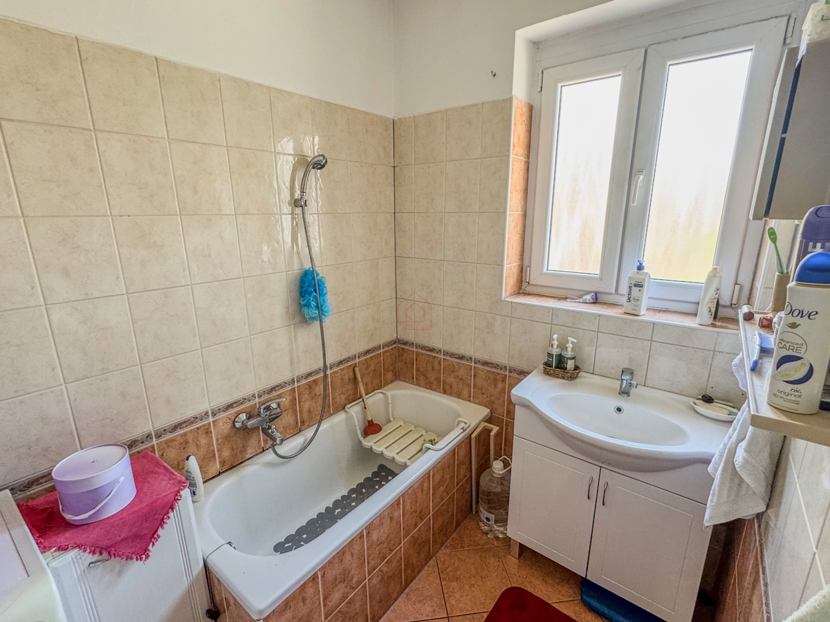 Dvosobno stanovanje v drugem nadstropju zgradbe z dvema balkonoma, prostornimi prostori in garažnim mestom