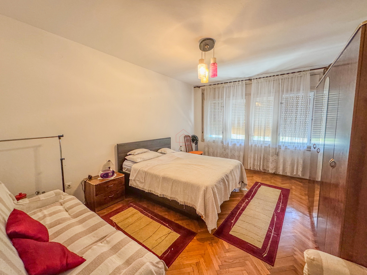 Dvosobno stanovanje v drugem nadstropju zgradbe z dvema balkonoma, prostornimi prostori in garažnim mestom