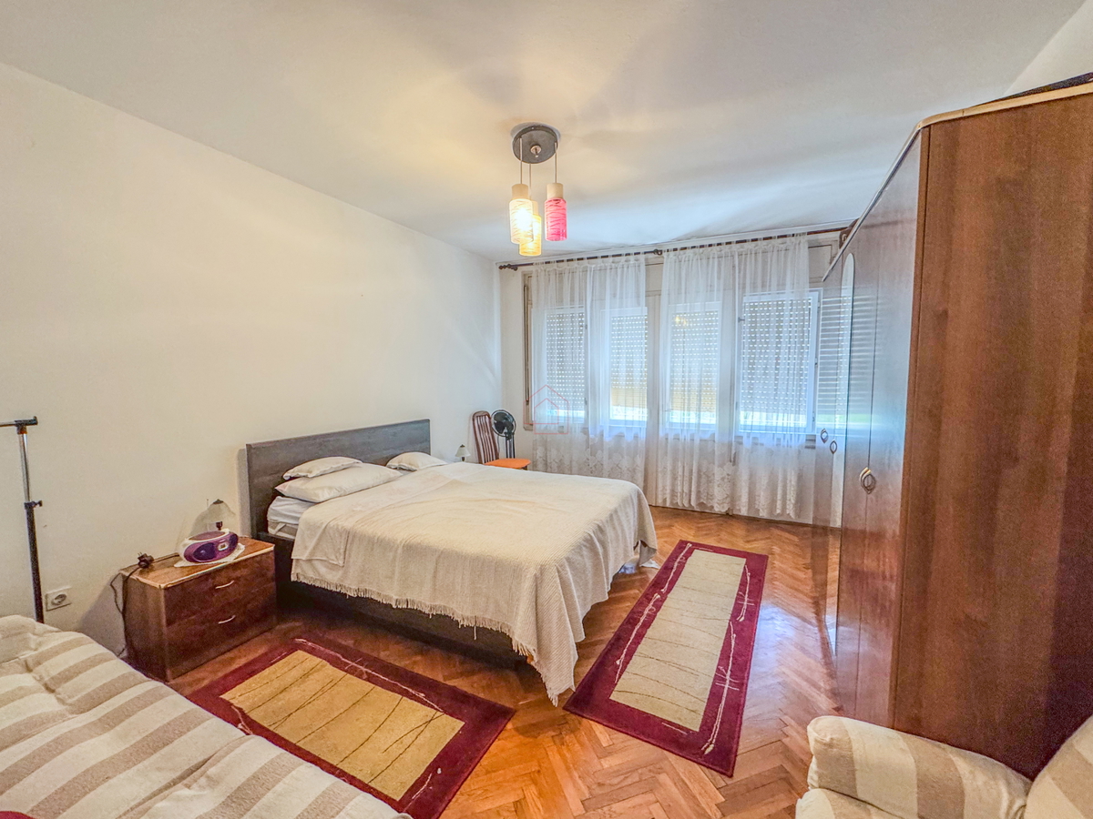 Dvosobno stanovanje v drugem nadstropju zgradbe z dvema balkonoma, prostornimi prostori in garažnim mestom