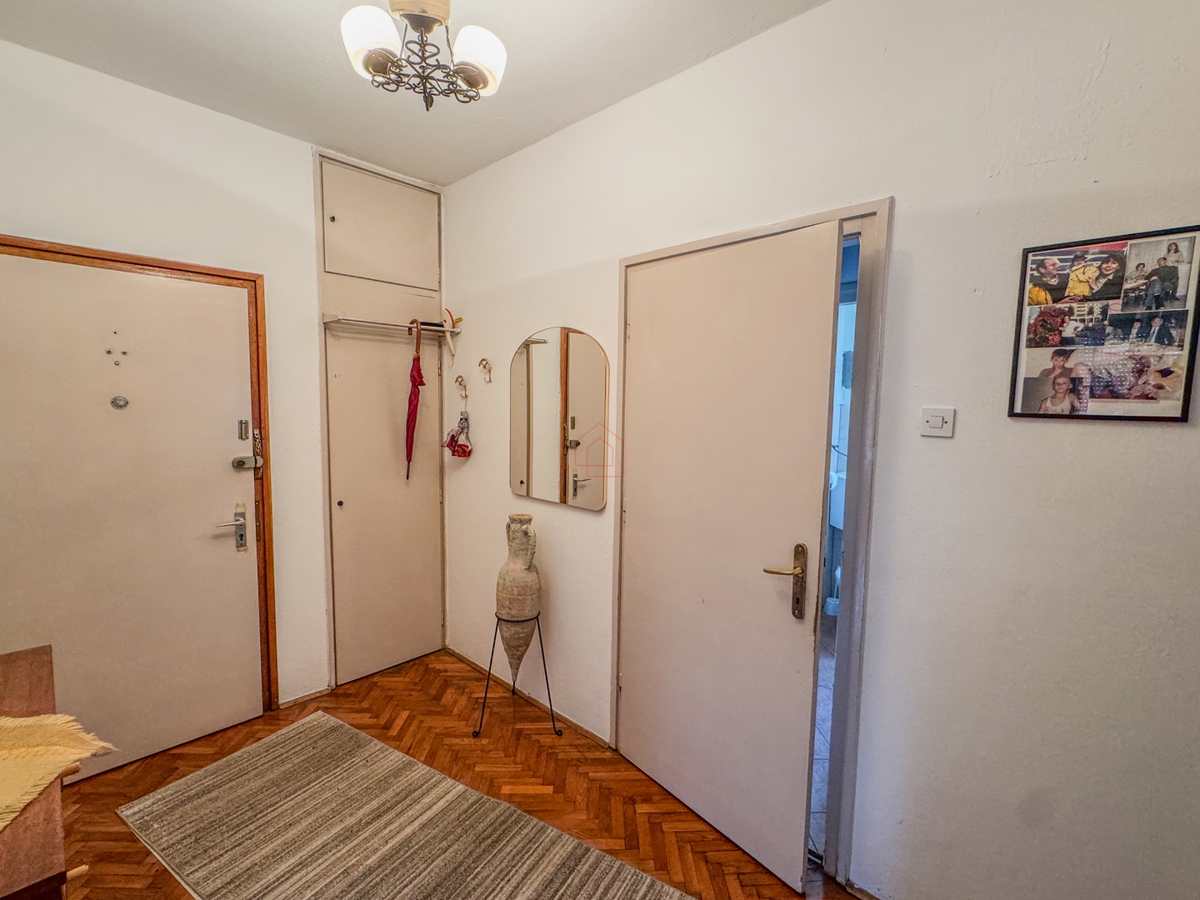 Dvosobno stanovanje v drugem nadstropju zgradbe z dvema balkonoma, prostornimi prostori in garažnim mestom