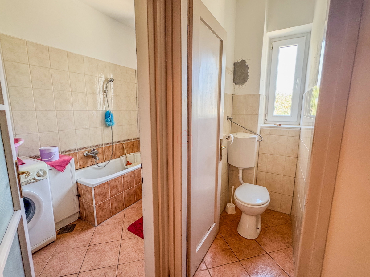 Dvosobno stanovanje v drugem nadstropju zgradbe z dvema balkonoma, prostornimi prostori in garažnim mestom