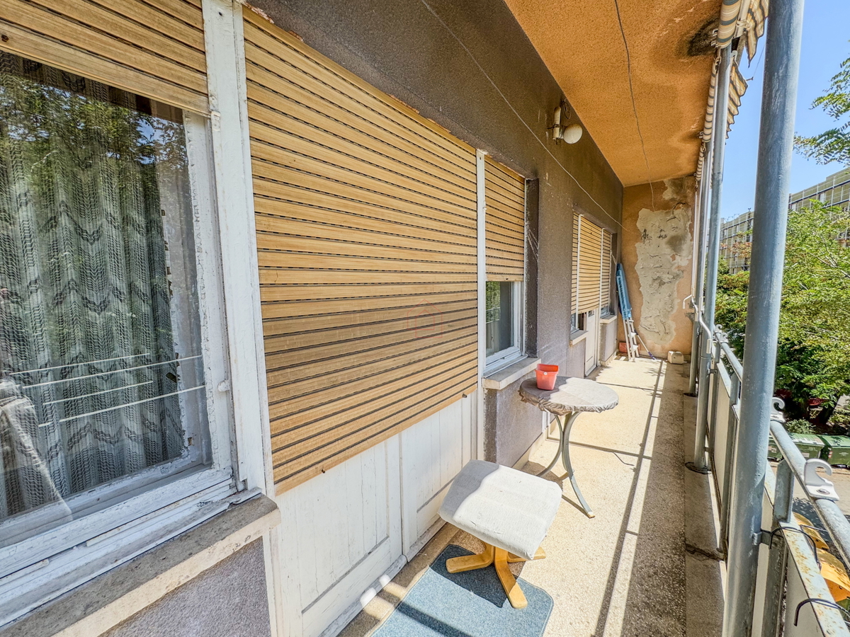 Dvosobno stanovanje v drugem nadstropju zgradbe z dvema balkonoma, prostornimi prostori in garažnim mestom