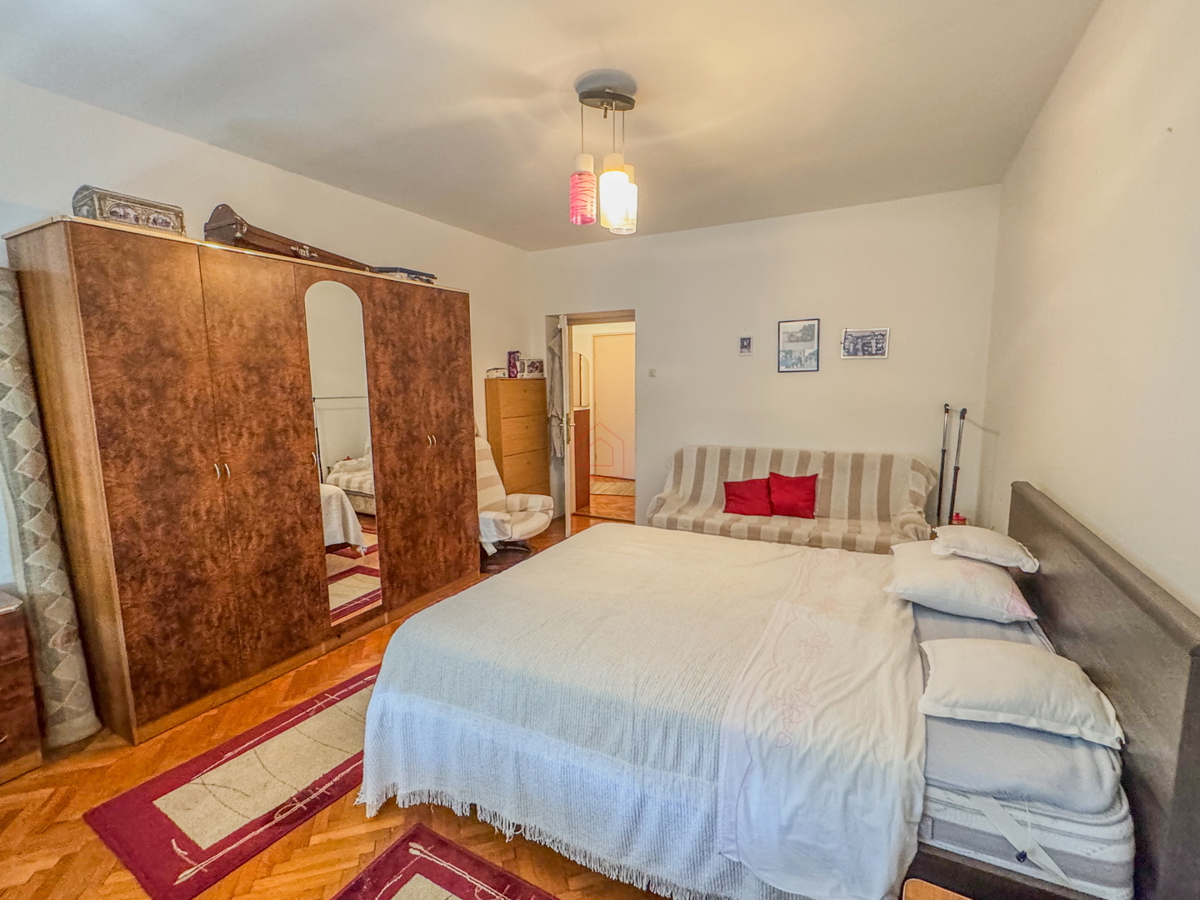 Dvosobno stanovanje v drugem nadstropju zgradbe z dvema balkonoma, prostornimi prostori in garažnim mestom