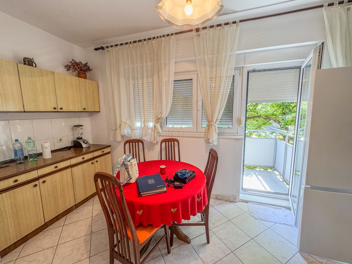 Dvosobno stanovanje v drugem nadstropju zgradbe z dvema balkonoma, prostornimi prostori in garažnim mestom