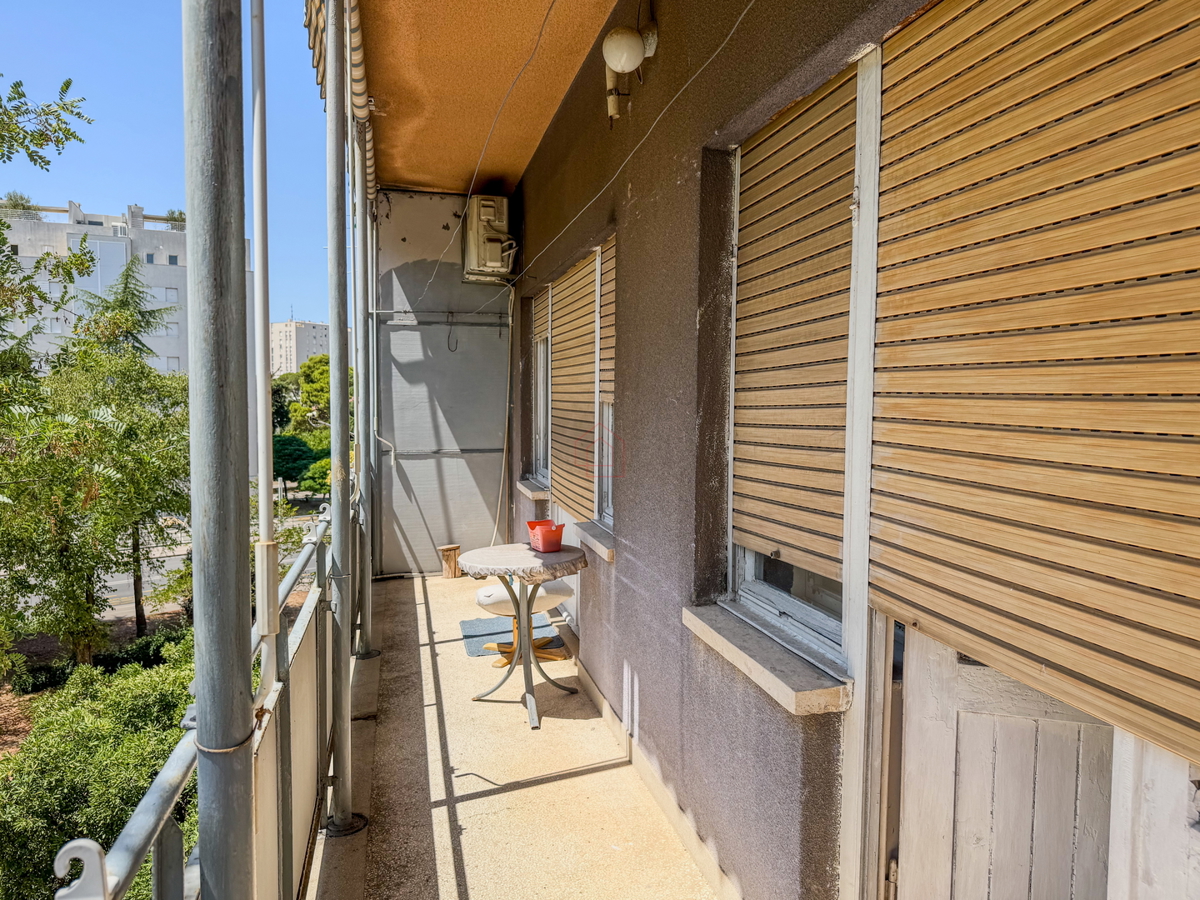 Dvosobno stanovanje v drugem nadstropju zgradbe z dvema balkonoma, prostornimi prostori in garažnim mestom