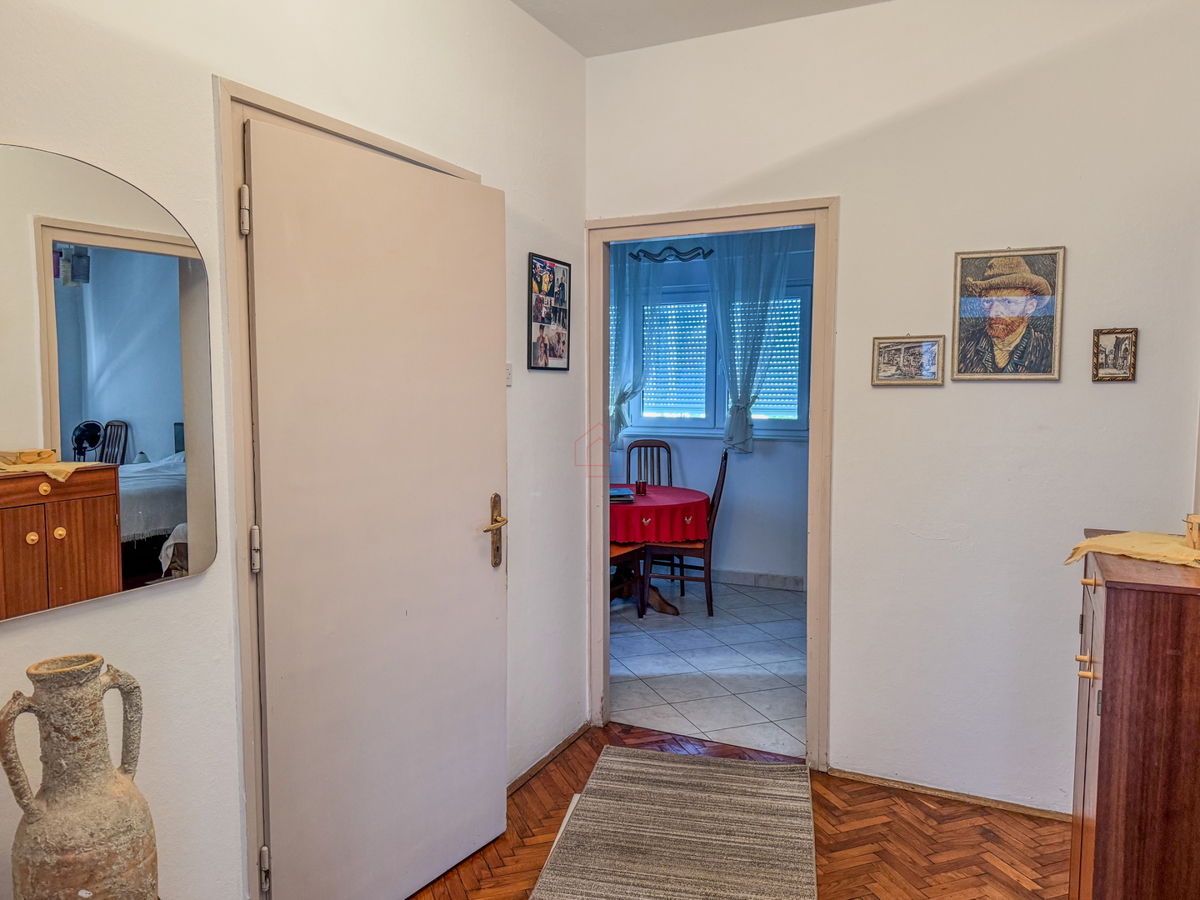 Dvosobno stanovanje v drugem nadstropju zgradbe z dvema balkonoma, prostornimi prostori in garažnim mestom