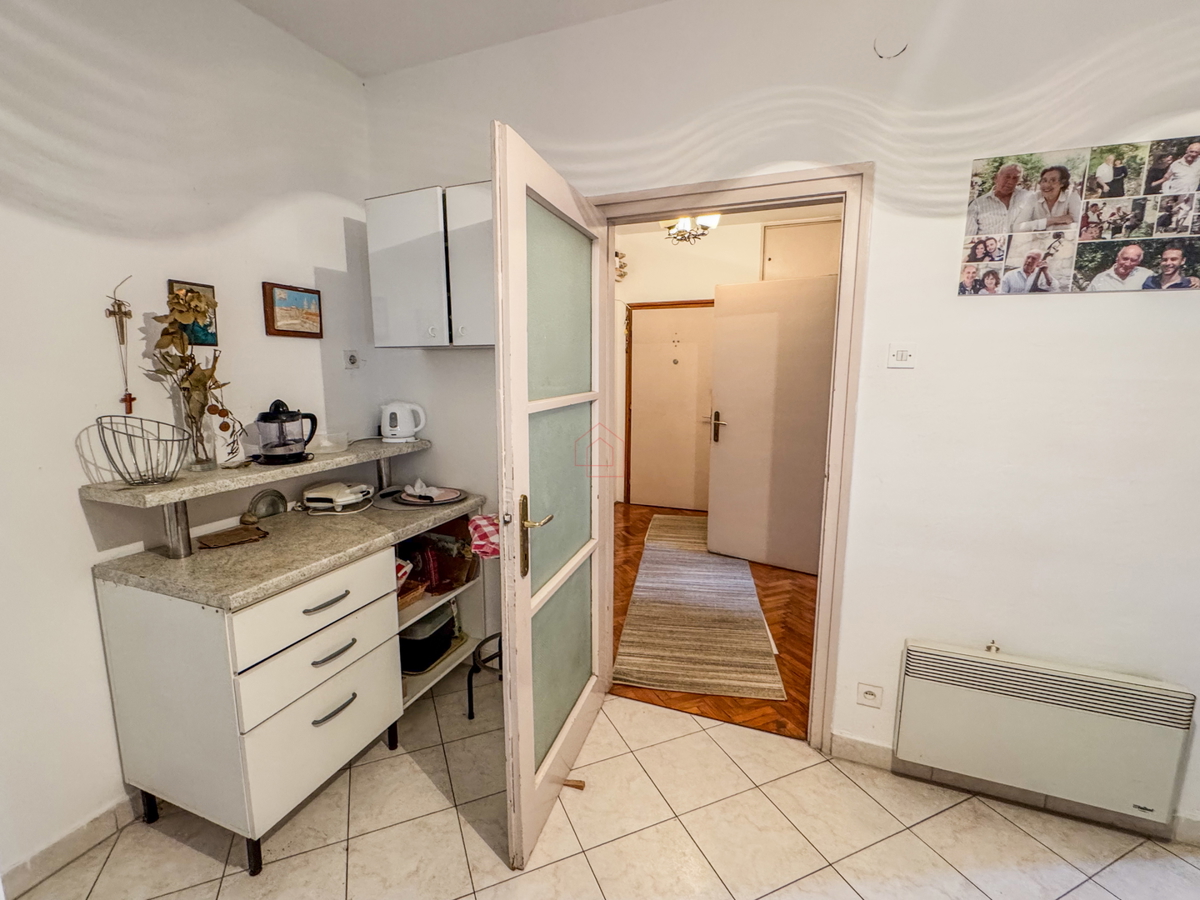 Dvosobno stanovanje v drugem nadstropju zgradbe z dvema balkonoma, prostornimi prostori in garažnim mestom