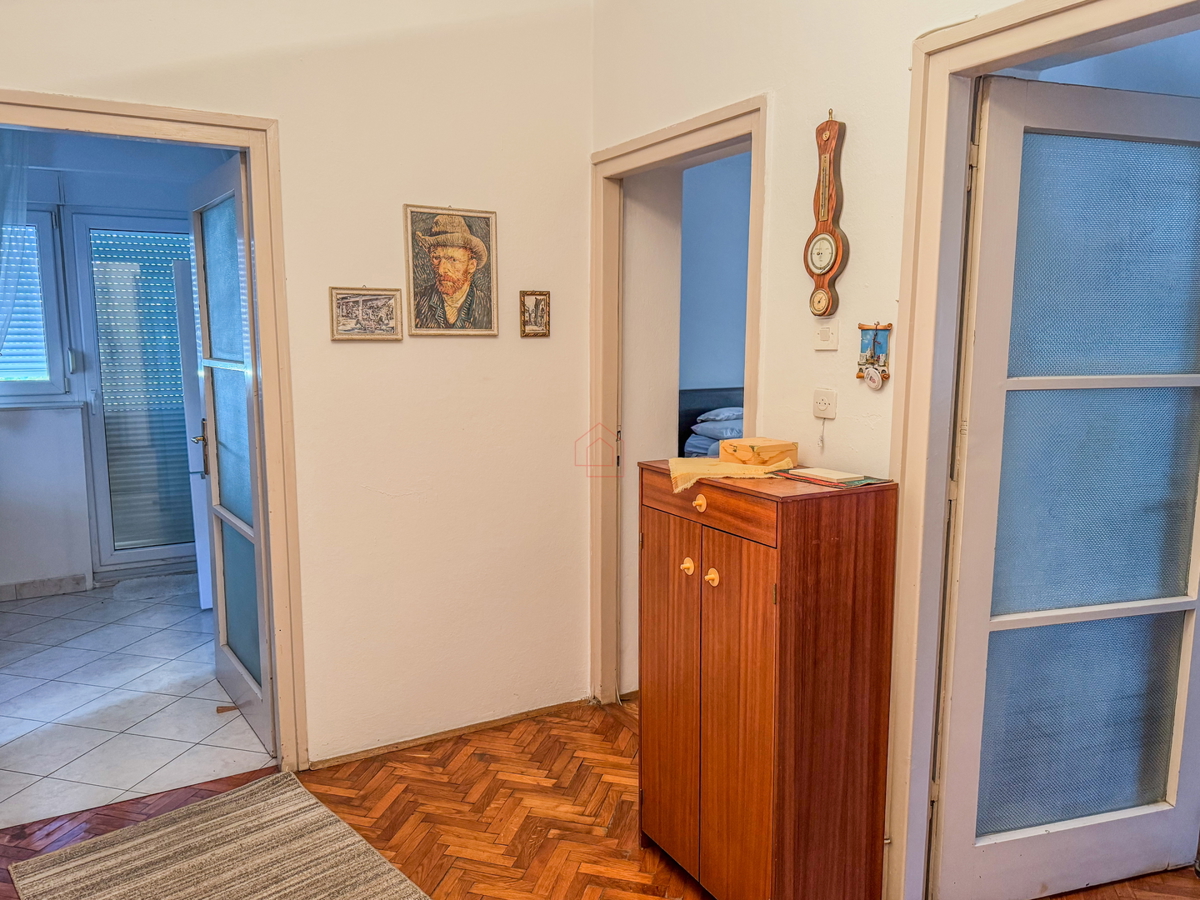 Dvosobno stanovanje v drugem nadstropju zgradbe z dvema balkonoma, prostornimi prostori in garažnim mestom