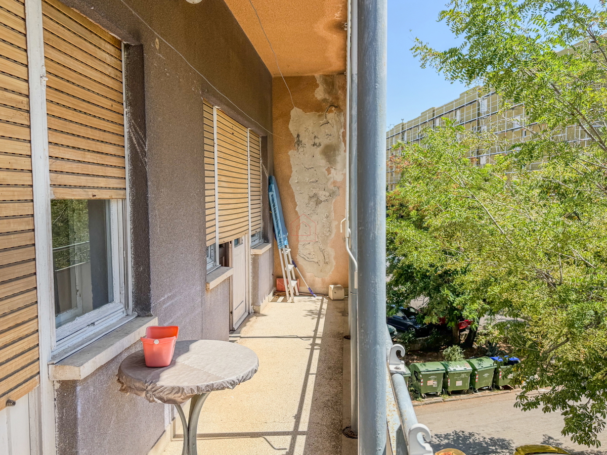 Dvosobno stanovanje v drugem nadstropju zgradbe z dvema balkonoma, prostornimi prostori in garažnim mestom