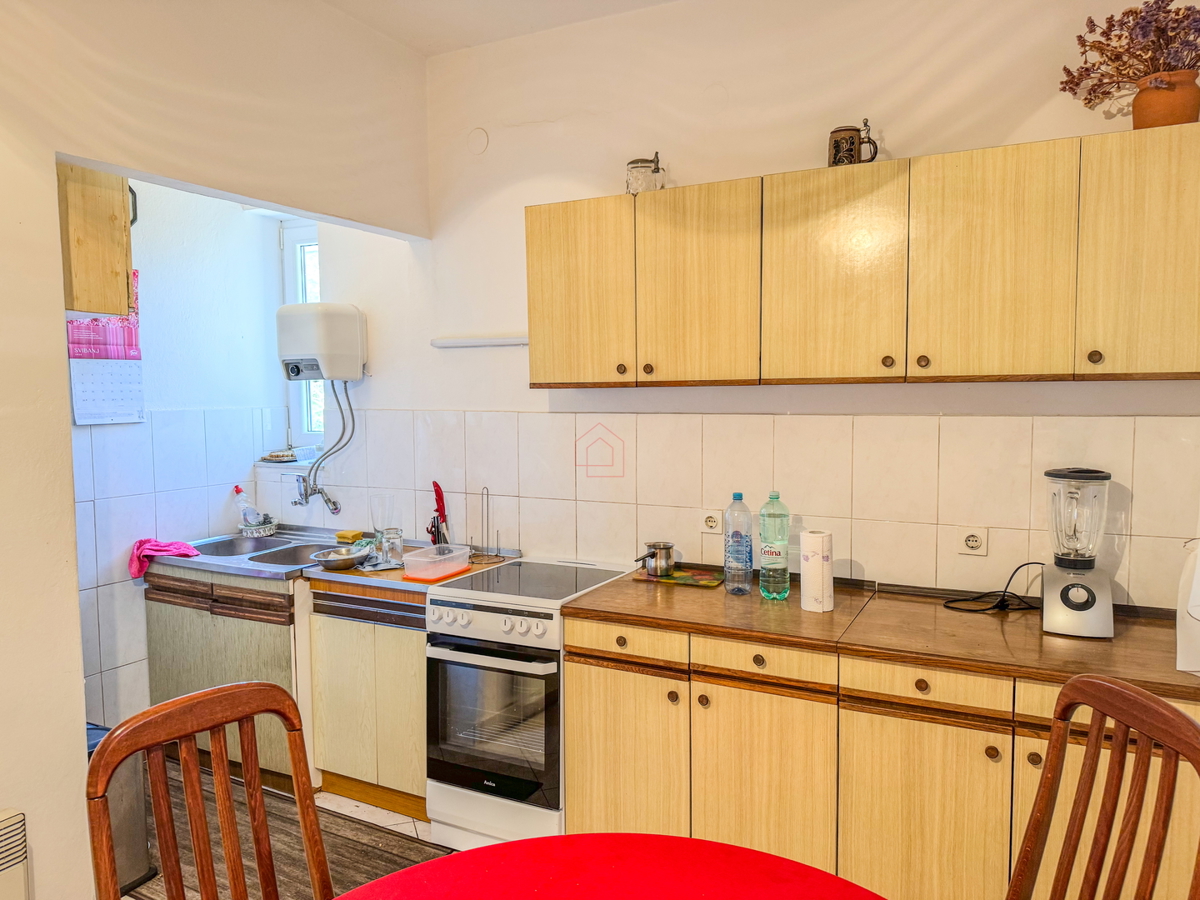 Dvosobno stanovanje v drugem nadstropju zgradbe z dvema balkonoma, prostornimi prostori in garažnim mestom