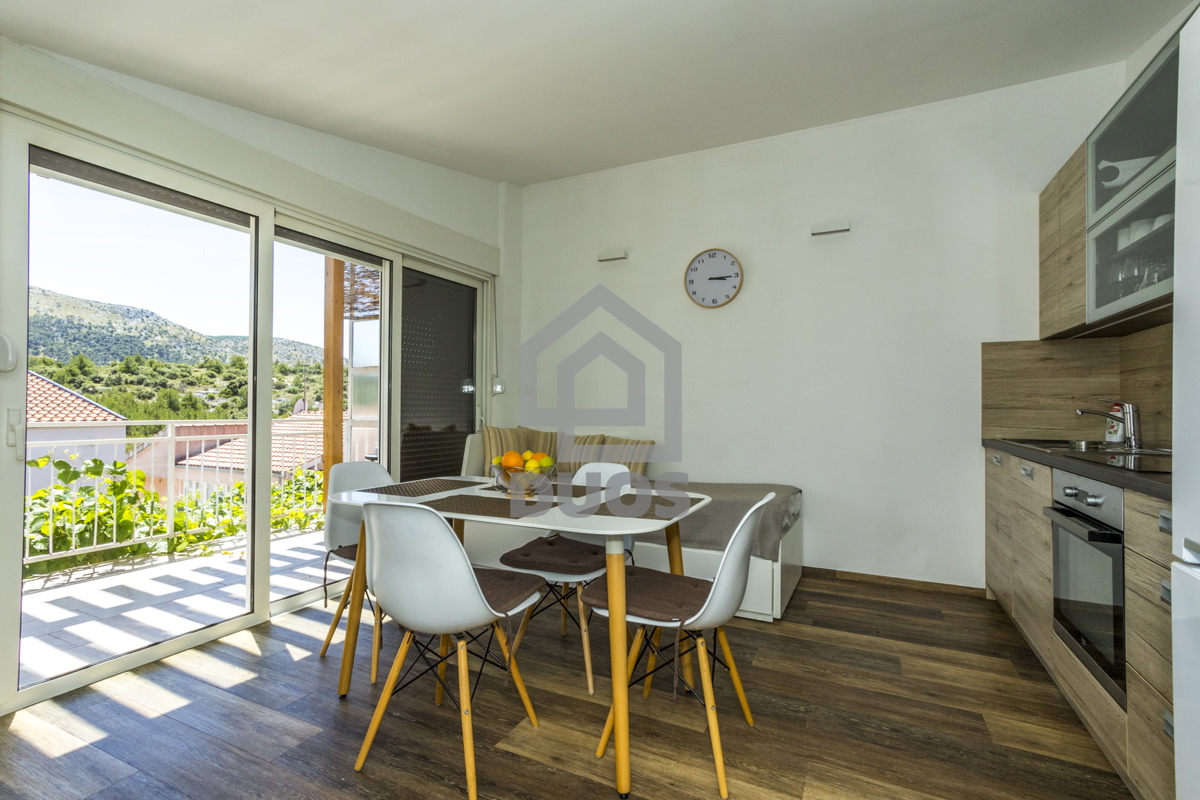 POSEBNA PONUDA - Vila leži le 20 metrov od morja s tremi apartmaji - Grebaštica