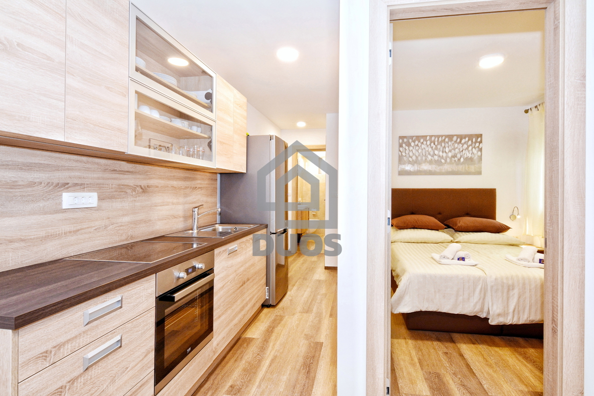 POSEBNA PONUDA - Vila leži le 20 metrov od morja s tremi apartmaji - Grebaštica