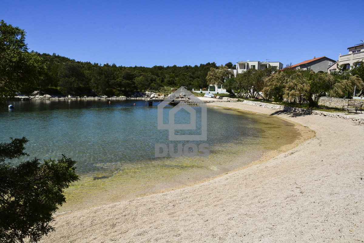 POSEBNA PONUDA - Vila leži le 20 metrov od morja s tremi apartmaji - Grebaštica