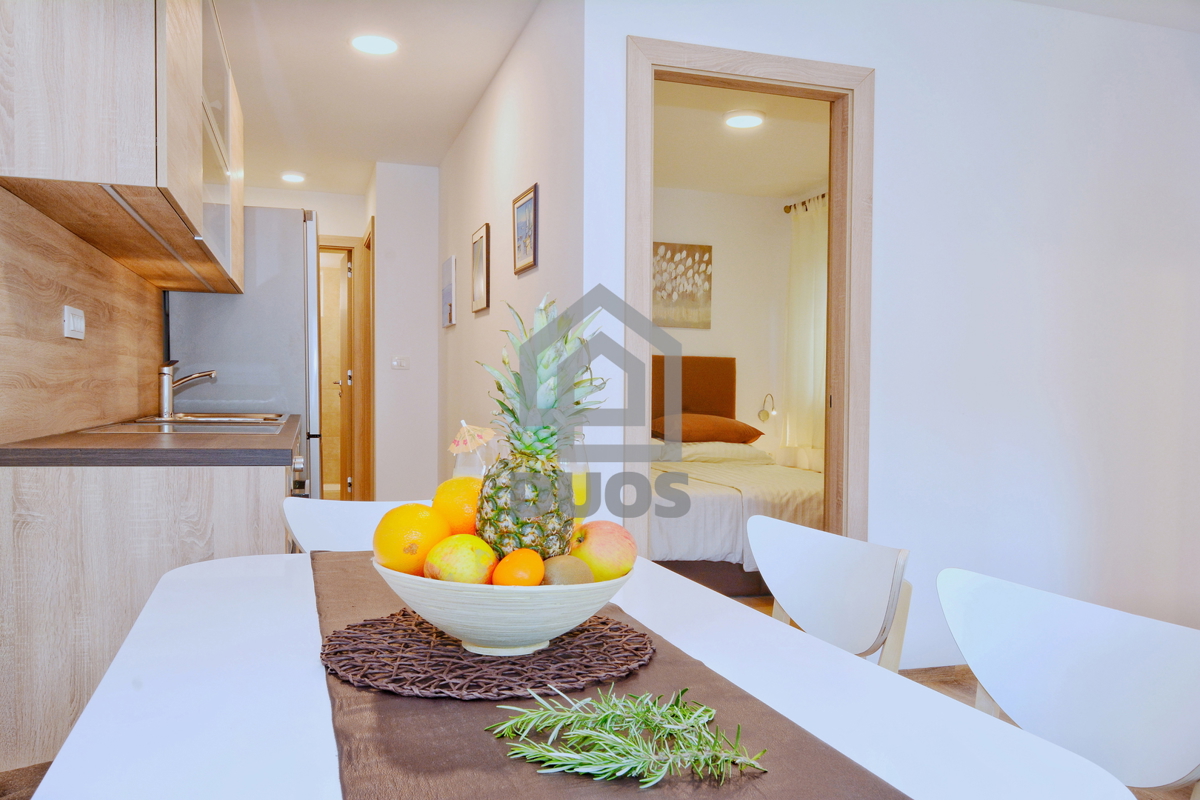 POSEBNA PONUDA - Vila leži le 20 metrov od morja s tremi apartmaji - Grebaštica
