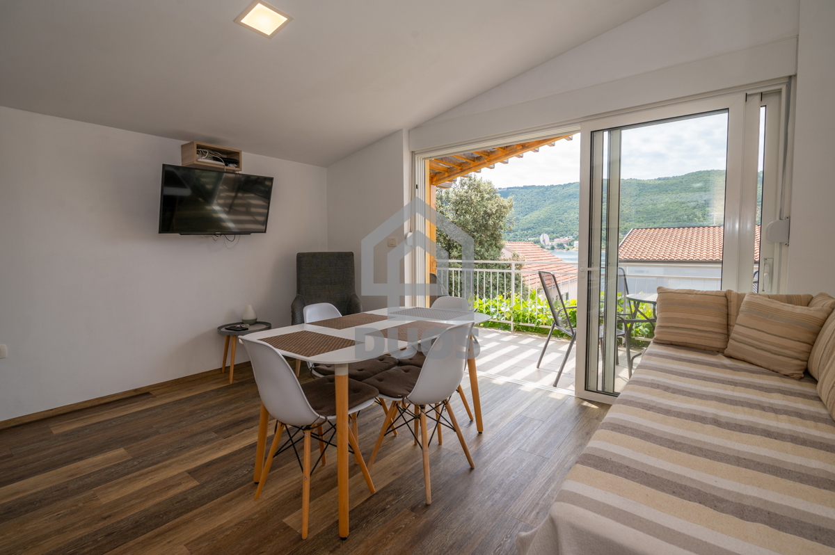 POSEBNA PONUDA - Vila leži le 20 metrov od morja s tremi apartmaji - Grebaštica
