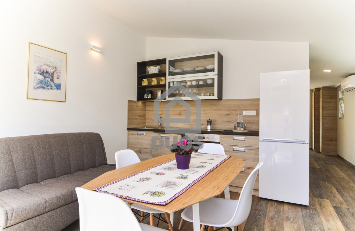 POSEBNA PONUDA - Vila leži le 20 metrov od morja s tremi apartmaji - Grebaštica