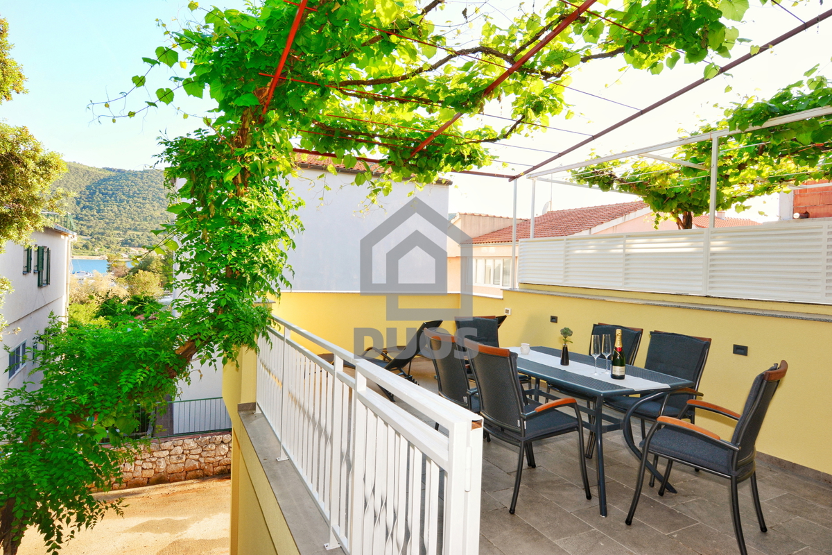 POSEBNA PONUDA - Vila leži le 20 metrov od morja s tremi apartmaji - Grebaštica