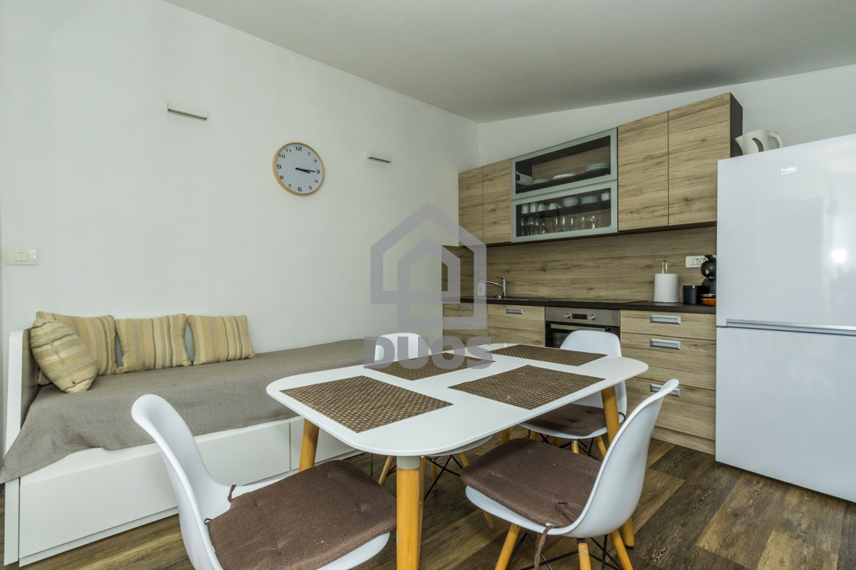 POSEBNA PONUDA - Vila leži le 20 metrov od morja s tremi apartmaji - Grebaštica
