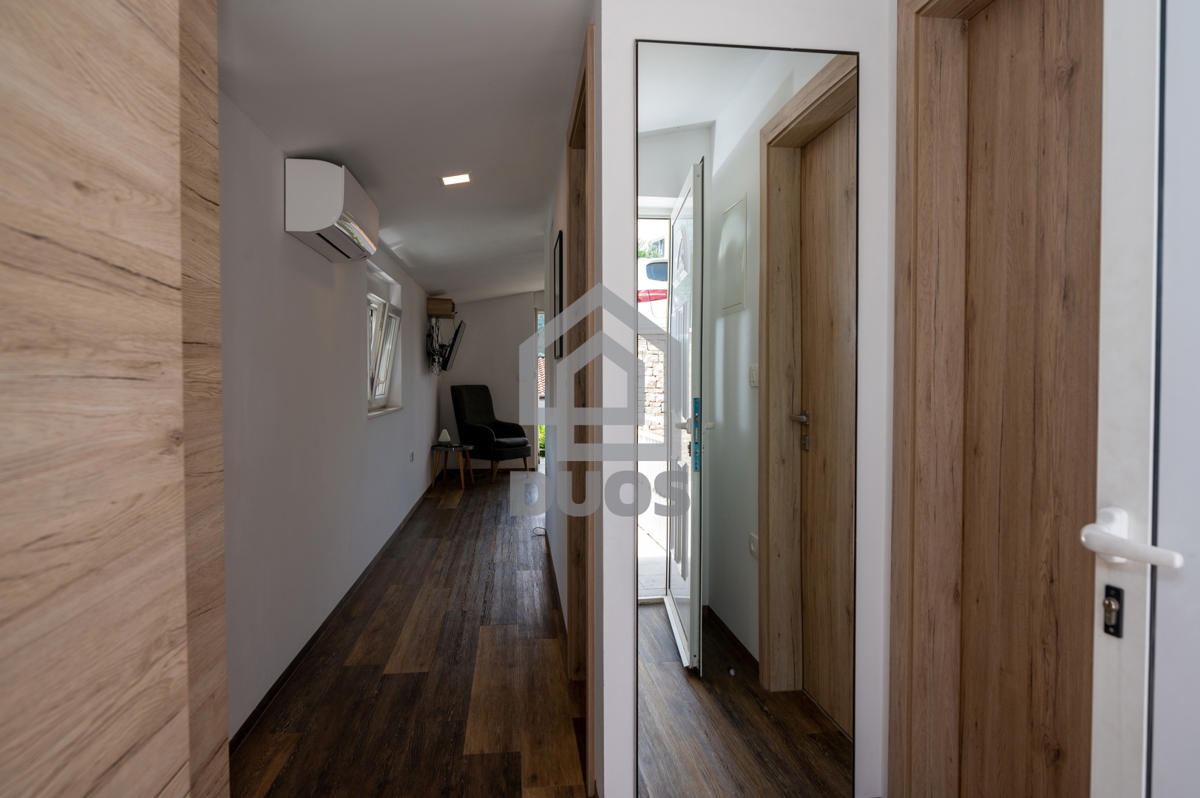 POSEBNA PONUDA - Vila leži le 20 metrov od morja s tremi apartmaji - Grebaštica