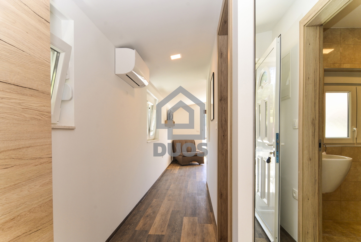 POSEBNA PONUDA - Vila leži le 20 metrov od morja s tremi apartmaji - Grebaštica
