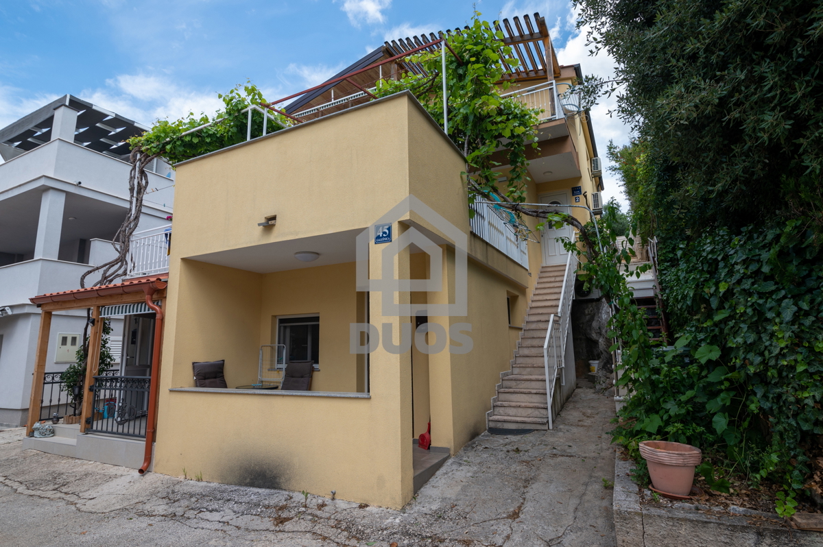 POSEBNA PONUDA - Vila leži le 20 metrov od morja s tremi apartmaji - Grebaštica