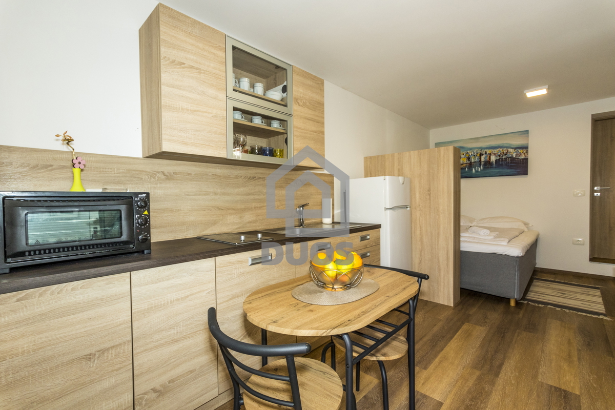 POSEBNA PONUDA - Vila leži le 20 metrov od morja s tremi apartmaji - Grebaštica