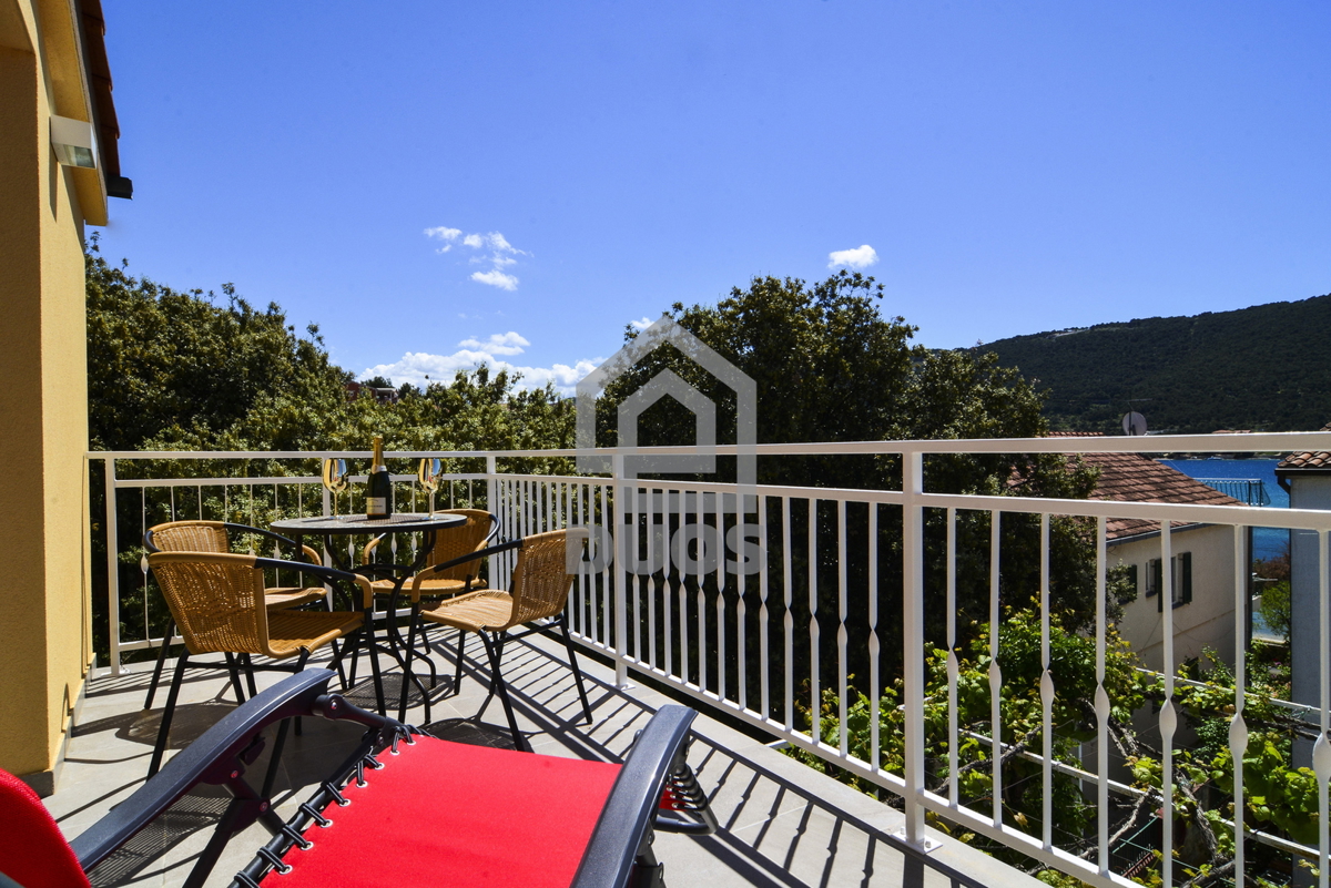 POSEBNA PONUDA - Vila leži le 20 metrov od morja s tremi apartmaji - Grebaštica