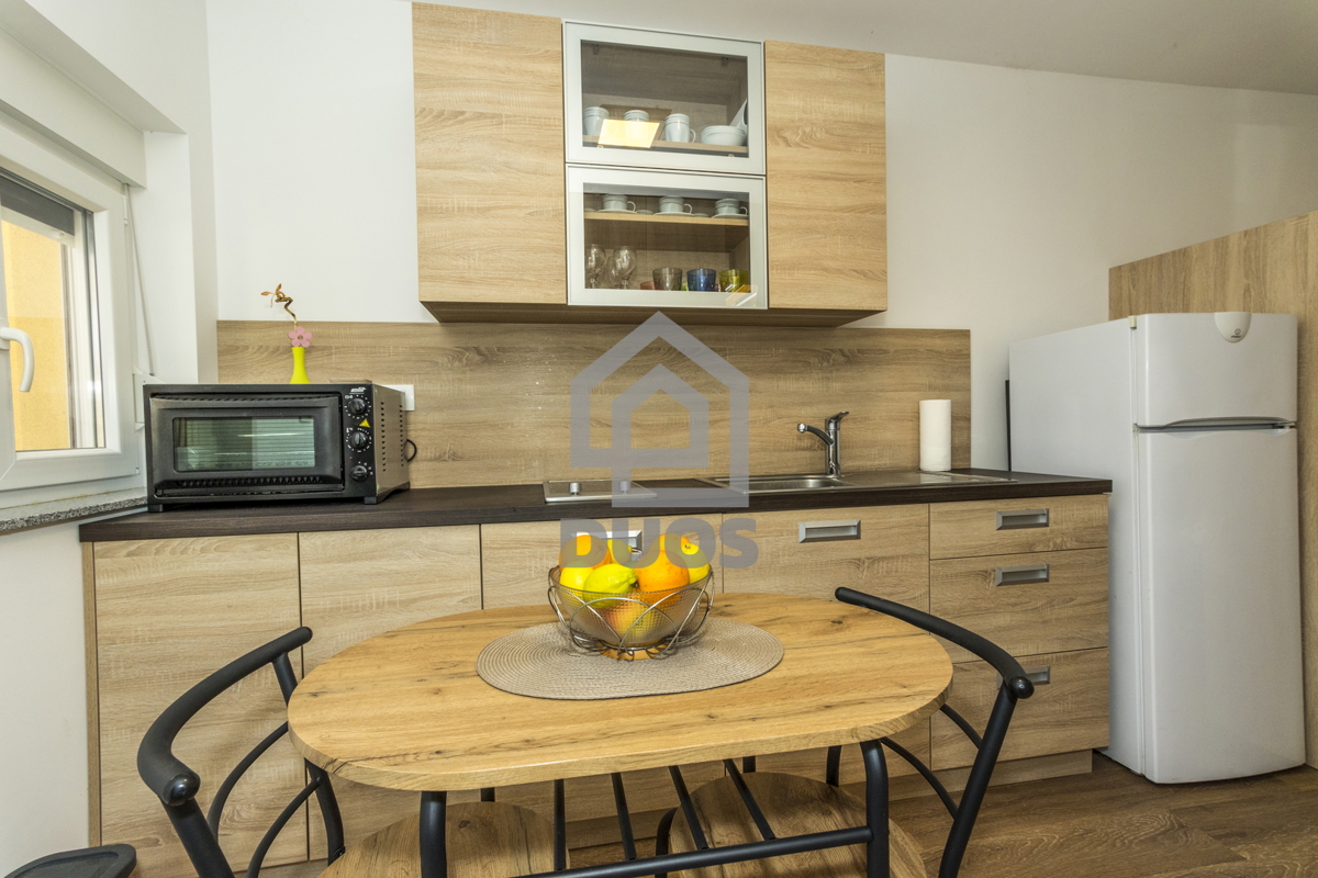 POSEBNA PONUDA - Vila leži le 20 metrov od morja s tremi apartmaji - Grebaštica