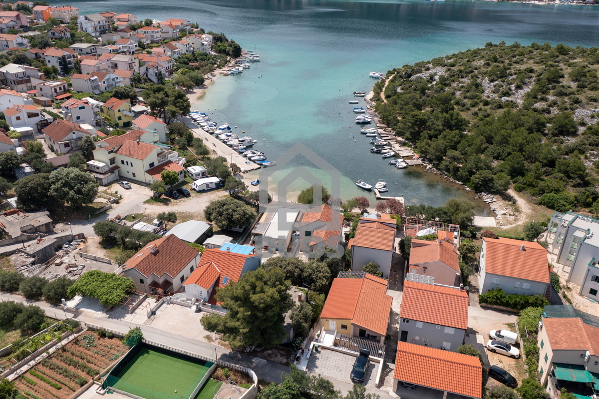 POSEBNA PONUDA - Vila leži le 20 metrov od morja s tremi apartmaji - Grebaštica