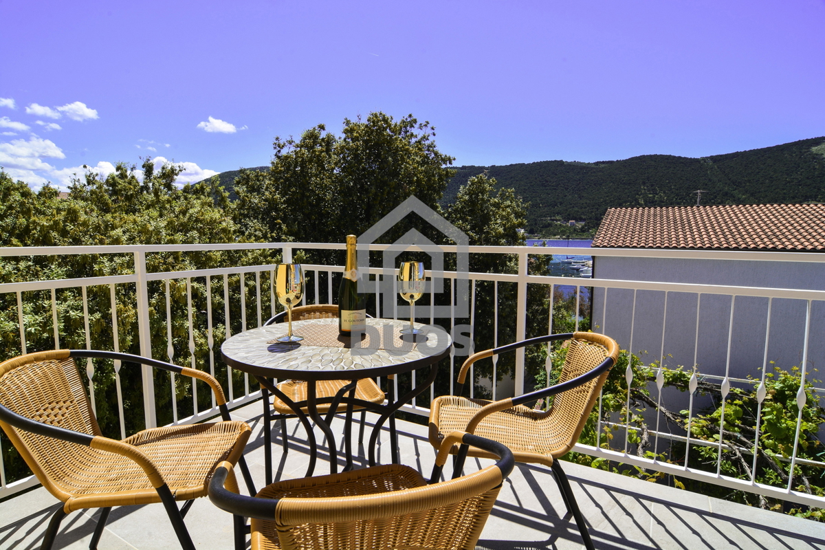 POSEBNA PONUDA - Vila leži le 20 metrov od morja s tremi apartmaji - Grebaštica