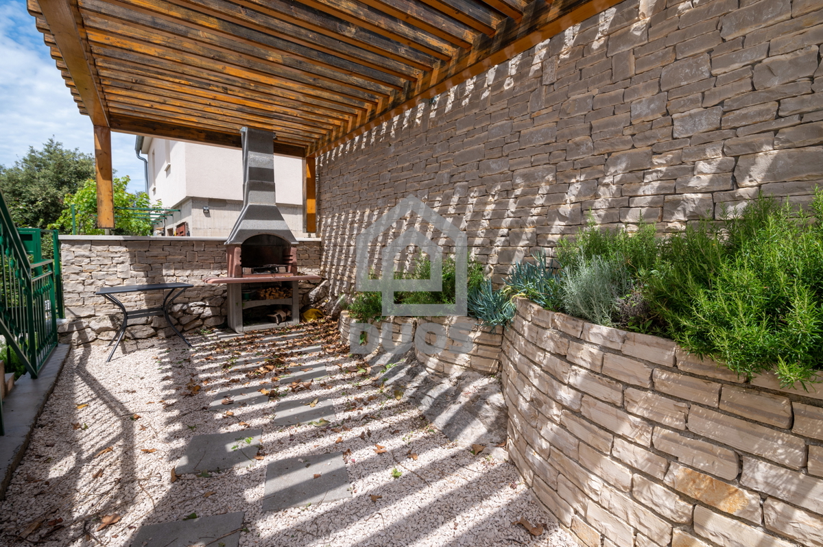 POSEBNA PONUDA - Vila leži le 20 metrov od morja s tremi apartmaji - Grebaštica