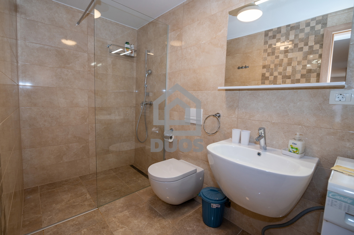 POSEBNA PONUDA - Vila leži le 20 metrov od morja s tremi apartmaji - Grebaštica