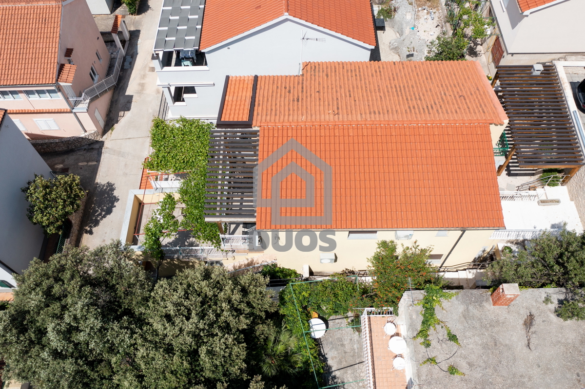 POSEBNA PONUDA - Vila leži le 20 metrov od morja s tremi apartmaji - Grebaštica