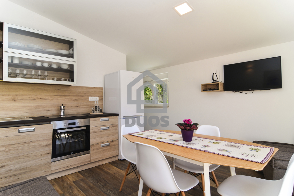 POSEBNA PONUDA - Vila leži le 20 metrov od morja s tremi apartmaji - Grebaštica
