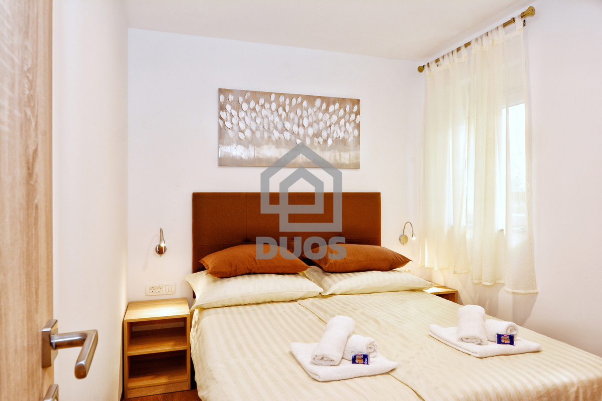 POSEBNA PONUDA - Vila leži le 20 metrov od morja s tremi apartmaji - Grebaštica